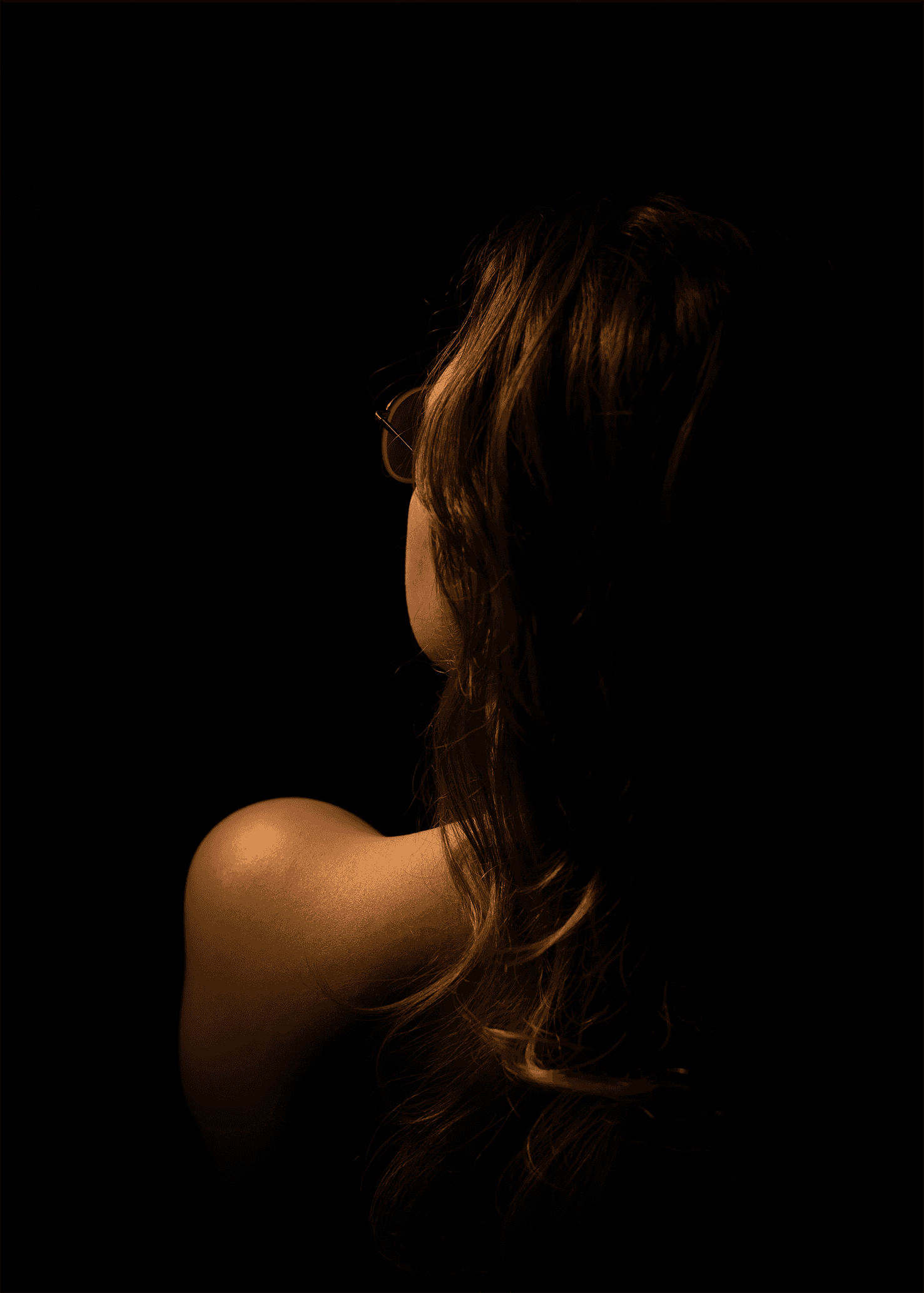 Dark Portraits - Beauty in Gold